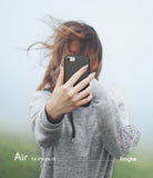 iPhone SE 2022 5G / SE 2020 / 8 Case | Air - Person holding a black iPhone SE in a clear case against a misty background.